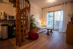 Cette appartement est située à proximité de La place de la Victoire, du marché d Bordeaux, France appartement en duplex avec grande terrasse !!! Entire rental unit vacation rental 38886397