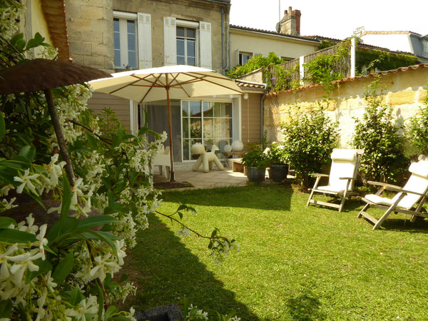 Maison pierre de 180 m2 dans le centre de Bordeaux, avec vaste jardin et terrass  Belle maison pierre Bordeaux centre avec jardin Entire townhouse vacation rental 19192246