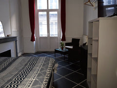 Appartement typiquement bordelais , avec de très beaux  volumes .<br />Il se sit Bordeaux, France Chambre 16 m2 au plein centre de Bordeaux Private room in rental unit vacation rental 30854017