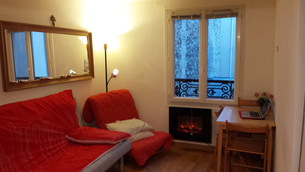 Ce studio a tout ce qu'il faut pour un séjour confortable (cuisine, plaques à in Paris, France Petit cocon au coeur de Paris Entire rental unit vacation rental 11017000