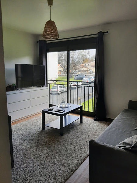 Logement fonctionnel, bien agencé.<br />Places de parking, commerces et transpor  Studio proche de Bordeaux Entire rental unit vacation rental 48926079