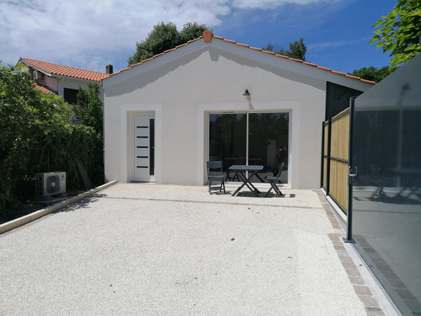 Tout le nécessaire dans une maisonnette entièrement rénovée. Une grande pièce de Le Bouscat, France Maisonnette climatisée de 30m2 pour 2 personnes Entire home vacation rental 49510957