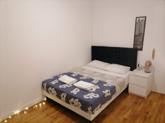 L'appartement est situé au centre à proximité des commerces et l'arrêt de bus de  chambre privée avec balcon dans un appartement Private room in rental unit vacation rental 659285253490272527
