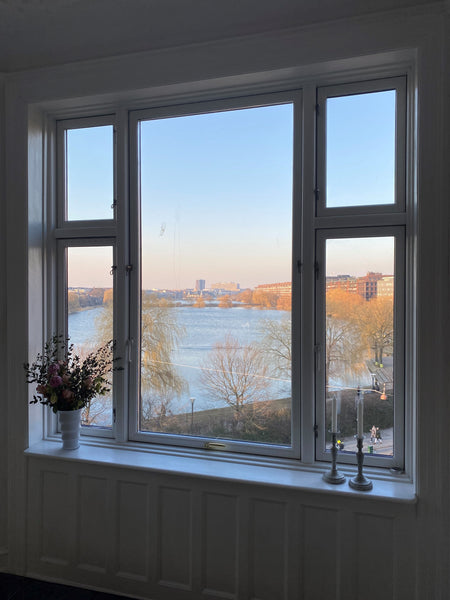 6 vær. lejlighed med udsigt over søerne. <br /><br />Beliggenheden er central i   200 m2 skøn lejlighed ved søerne - tæt på alt Entire condo vacation rental 582512574524690743