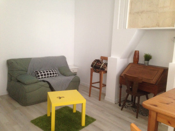 Studio de 25 mètres carrés, a proximité de la gare (10 minutes à pied) et très p Bordeaux, France Studio dans immeuble 18ème siècle. Entire rental unit vacation rental 22784601