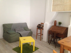 Studio de 25 mètres carrés, a proximité de la gare (10 minutes à pied) et très p Bordeaux, France Studio dans immeuble 18ème siècle. Entire rental unit vacation rental 22784601