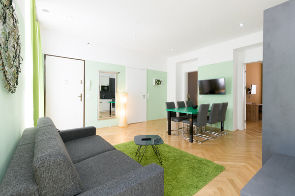 • Öffentliche Verkehrsmittel: Straßenbahn 9, 42, 43<br />• Zentrum (Flughafenbus Vienna, Austria Pezzl Green with Balcony Entire rental unit vacation rental 10666436