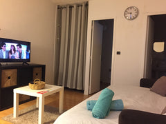 Situé au coeur du centre historique de Bordeaux, à seulement 5 minute à pied de  Bordeaux, France Studio au coeur du centre ville de Bordeaux Entire rental unit vacation rental 22199740