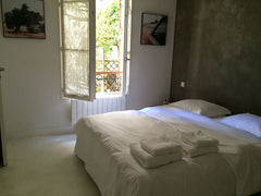 Chambre rénovée par architecte, conçue comme une chambre d'hôtel avec salle de b Paris, France Jolie chambre sur cour calme Private room in rental unit vacation rental 12625630