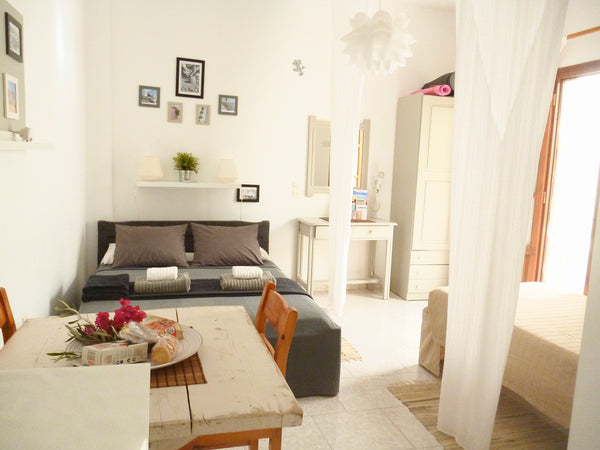 Situé à Parikia, le port principal de l'île de Paros.<br />Le studio est composé Greece Cosy Studio with terrace up to 3 guests in Parikia Entire rental unit vacation rental 20448707