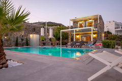 Die Villa Achlia wurde aus schönem Naturstein auf einer Klippe am Meer erbaut. S Crete, Greece Villa Achlia Beach, Ruhe direkt am Meer Entire home vacation rental 5703126