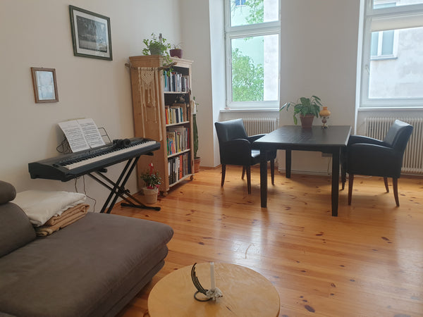 Die schöne Altbauwohnung ist zentral gelegen,  in nur einer Minute ist man zu Fu Vienna, Austria Klassischer Wiener Altbau Entire rental unit vacation rental 48336974