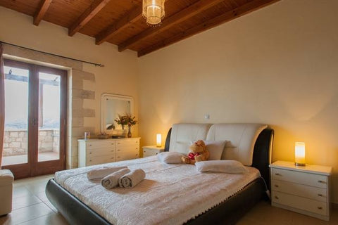 At the top of the village Topolia and in the middle of the route to Elafonissi i Platanias, Greece Vasiliki's Residence-Breathtaking View Entire home vacation rental 33090204