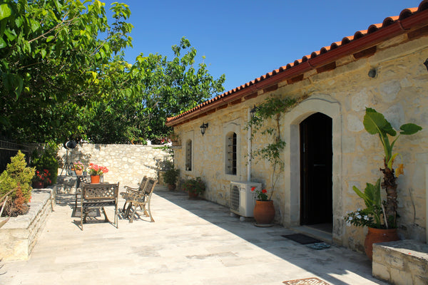 Villa Alexander is a 200 year old barn conversion in Pasilites just south of Pan Melton Mowbray, United Kingdom 200 year old converted barn near Perama - 2 people Entire cottage vacation rental 13795194
