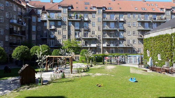 Centralt beliggende på Vesterbro tæt på tog og bus. Gå afstand til Tivoli og Zoo Copenhagen, Denmark 130 m2 lejlighed på Vesterbro. Entire rental unit vacation rental 12915624