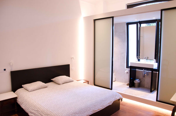 Nice double room on the garden side in a beautiful mansion from 1906, adapted to Brussels, Belgium Double room with garden view Room in bed and breakfast vacation rental 29628134