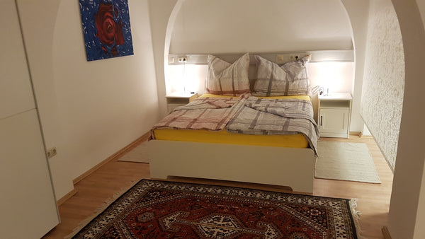 Teils neu eingerichtete Kleinwohnung, ideal für Touristen, welche eine gemütlich  Zentral und günstig Entire rental unit vacation rental 40462610