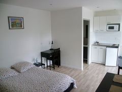 À deux pas du Tram cet appartement agréable, clair et fonctionnel situé dans le  Bordeaux, France Appartement Balcon-Terrasse Bordeaux Haut-Lévêque Entire rental unit vacation rental 24035428