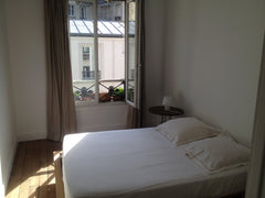 In the middle of one of the most charming market in Paris , 5 minutes walk away   Flat 30m2 near Champs Elysées . Entire rental unit vacation rental 7141676