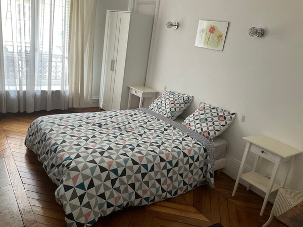 chambre privée dans appartement calme situé au coeur de Saint Germain des Prés à  CHAMBRE PRIVEE AU COEUR DE PARIS 6 Private room in bed and breakfast vacation rental 21652787