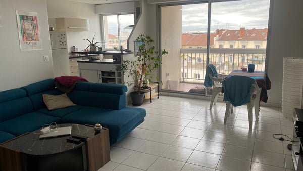 Bonjour, nous sommes Émilie et Axelle, en colocation depuis 2 ans. N’étant pas s Lyon, France Appartement avec vue panoramique sur Lyon Entire rental unit vacation rental 752566268893945916