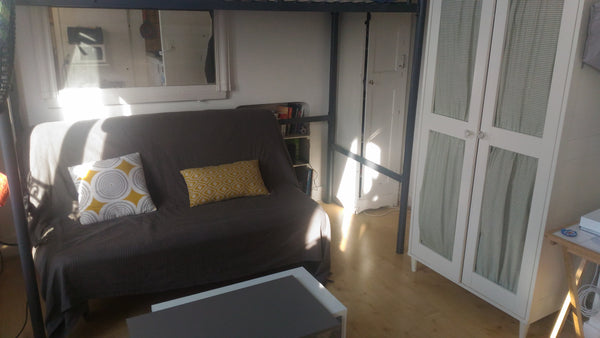 Mon logement est un petit studio parisien au sixième étage. Il se situe en plein Paris, France studio en plein cœur du marais Entire rental unit vacation rental 15723751
