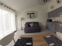 Petit appartement jumelé à ma maison .Entrée indépendante.<br />Piece de vie ave Pessac, France Un petit coin dans ma maison Entire home vacation rental 29179526