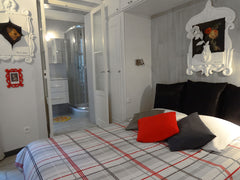 Studio in a residential area, secure and highly sought after, 2 minutes walk fro Naintré, France Superb studio Champs-Elysées Private room in condo vacation rental 4062435