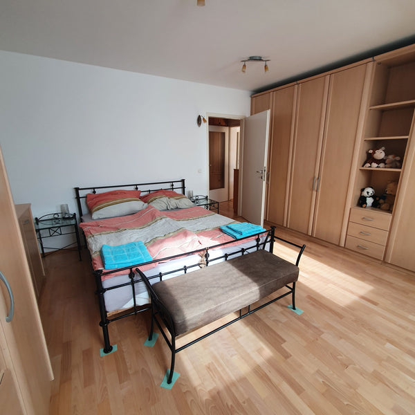 Geräumige Unterkunft mit kostenlosen Garagenparkplatz und verkehrsgünstig gelege  Sonnige Terrassenwohnung Entire condo vacation rental 49391293