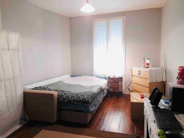 Jolie petite chambre située sur le pourtour de la cuisine.                       Lyon, France à 10 min de la Gare de Vaise + 1 Masque Offert Private room in rental unit vacation rental 45576168