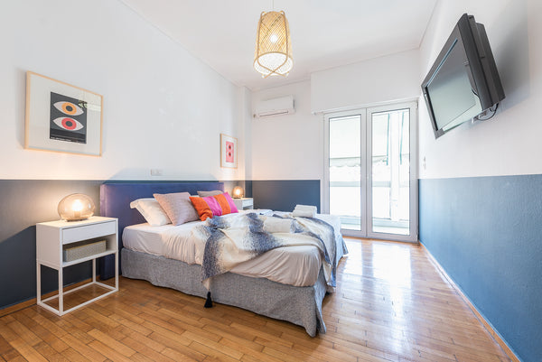 Centrally Located, Newly Renovated ( March 2019 ) , Clean & Sunny Apartment. 5 m Athens, Greece New Relaxed Central Apartment ☆ Walk Everywhere ☆ Entire rental unit vacation rental 13276334