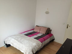 Chambre privée dans un quartier calme proche du métro et idéal pour visiter Lyon Lyon, France Chambre privée dans un quartier calme proche métro Private room in rental unit vacation rental 22090888