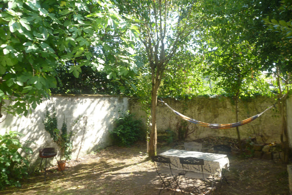 Appartement de 50m2, F2, avec un jardin de 50m2. Le salon et la chambre donne su Talence, France Appartement RDC 50m2 avec jardin Entire rental unit vacation rental 7122941