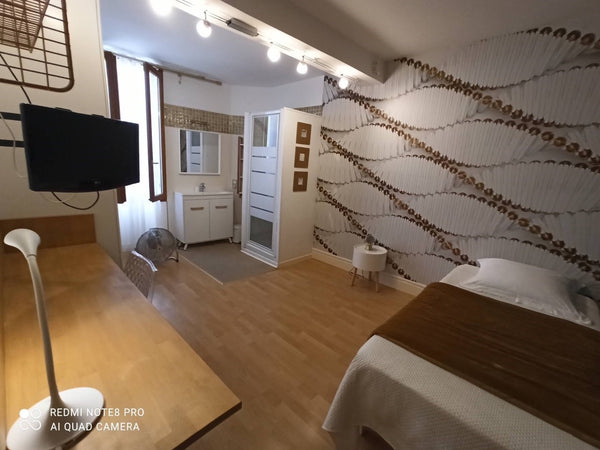 Cette chambre est située au 1er étage. Elle est spacieuse et dispose d'un bureau  Une chambre COSY au coeur de Bordeaux Private room in guesthouse vacation rental 42095892