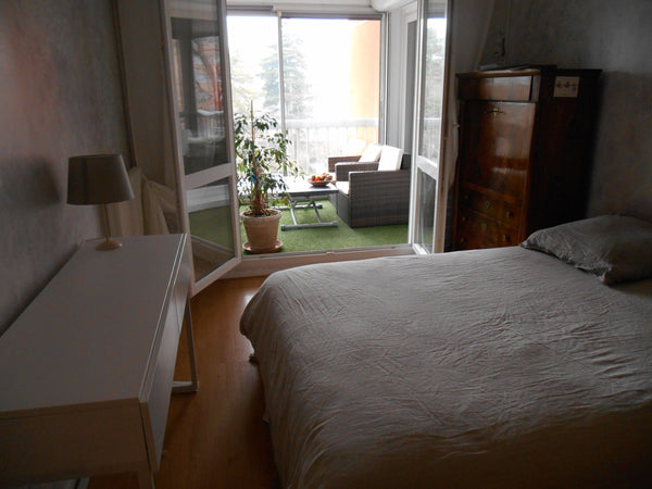 Avec sa loggia arrangée en salon d'été et sa vue sur le Mont Cindre, votre halte Lyon, France Havre de paix à Lyon 9ème Private room in rental unit vacation rental 9081927