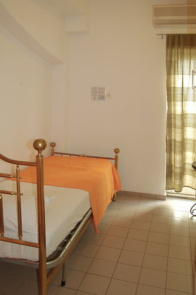 The single room has a single bed, , bathroom, air-conditioning / heating, TV, sa Athens, Attica, Greece Single room in the heart of Athens Private room in bed and breakfast vacation rental 4894536