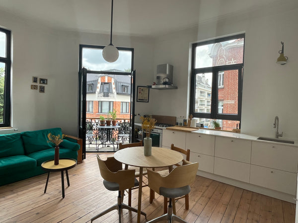 Ce logement entièrement rénové en 2018 est situé dans un quartier calme et vert  Uccle, Belgium Charmant logement avec balcon, quartier calme Entire rental unit vacation rental 48965230