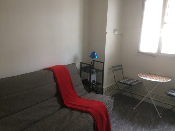 Petit mais fonctionnel, refait a neuf récemment. Mon logement est proche du Sacr Paris, France Petit studio refait à neuf dans immeuble ancien Entire rental unit vacation rental 10421000