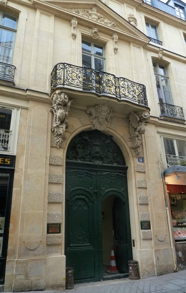 In an historical building of ile saint-Louis, center Paris, a 2 rooms flat, conf Paris, France Ile-saint-Louis: Sunny and quiet flat Entire rental unit vacation rental 19756979