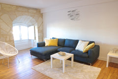 Location saisonnière meublée dans un joli appartement de 73 m2. Cet appartement   Douane - 73m² avec superbe vue des quais Entire rental unit vacation rental 29354837