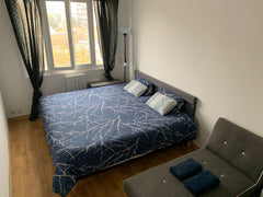 Chambre privée non fumeur avec une méridienne pour vos valises et affaires.<br / Lyon, France # Chambre proche gare Part-Dieu - lit king size Private room in rental unit vacation rental 53456835