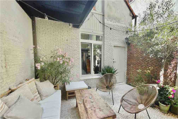 Dit smaakvol ingericht achterhuisje ligt op een rustige kleine patio middenin de  Tiny house met gedeelde patio in de oude stad Entire vacation home vacation rental 559802273558565696