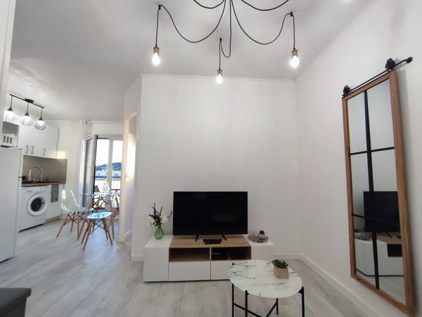 Bel appartement qui vient d'être entièrement rénové.<br />Parfaitement situé pou Bordeaux, France Bel appartement + parking à côté Tram et CHU Entire rental unit vacation rental 649059731522197268