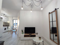 Bel appartement qui vient d'être entièrement rénové.<br />Parfaitement situé pou Bordeaux, France Bel appartement + parking à côté Tram et CHU Entire rental unit vacation rental 649059731522197268