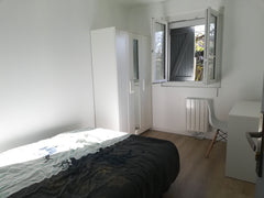 Chambre privée avec acces à notre cuisine équipée. Deux salles de bain et espace Bordeaux, France Agréable chambre à 10 min du centre Private room in townhouse vacation rental 53873422