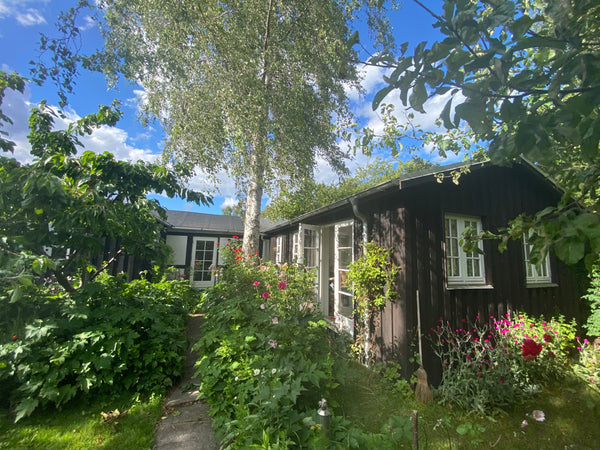 Skønt haveforeningshus med frodig have, med blomster og min kat.<br />Huset er u Copenhagen, Denmark Idyllisk haveforeningshus i København Entire home vacation rental 21825717