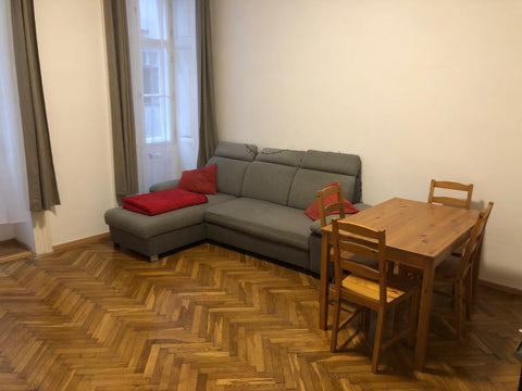 Zentral gelegene Unterkunft in einem ruhigen Innenhof in einem schönen Altbau in Zistersdorf, Austria Nettes Zimmer in Wien Private room in rental unit vacation rental 673604618197364601