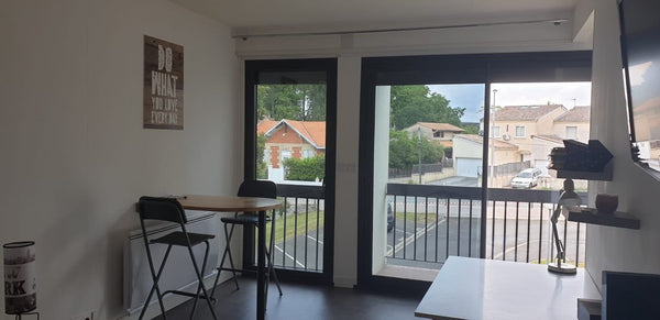 Studio entièrement rénové propre, à 10minutes à pied du tram et à 50 mètres des  Pouydesseaux, France Studio entièrement rénové Entire condo vacation rental 35346256