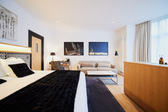 Suite de 45M² avec espace salon, une déco raffinée . Lit King Size, grand dressi  B&B Suites 124 Suite Pascaline 45M² Private room in bed and breakfast vacation rental 649685301674981700