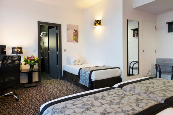 This spacious room offers three signle beds or two single beds and a sofa bed (1  Chambre Triple proche du centre de Bruxelles Room in hotel vacation rental 570097139983561142
